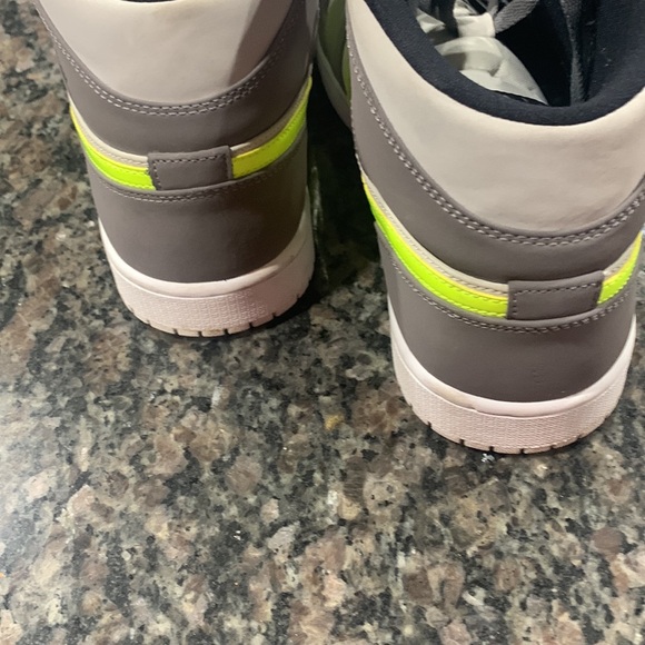 Air Jordan 1 Mid Appears In Grey And Volt mens 11.5 - Picture 4 of 9